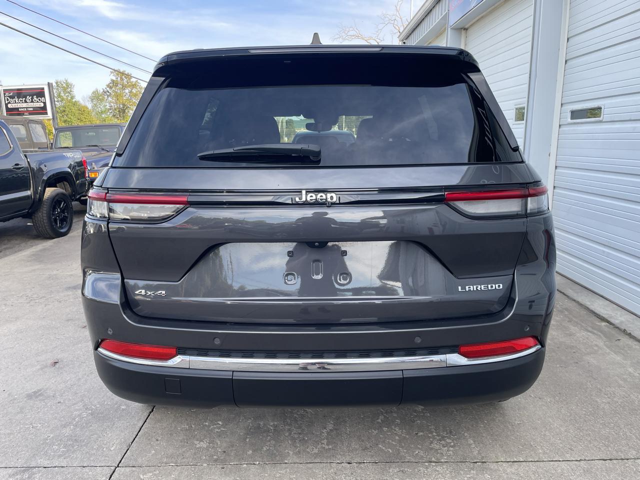 Jeep Grand Cherokee Laredo 4WD 2023