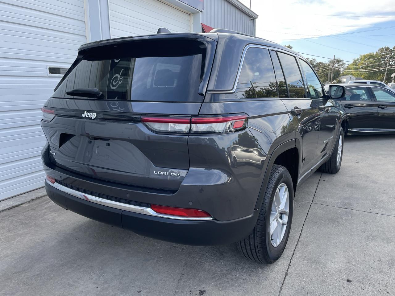Jeep Grand Cherokee Laredo 4WD 2023