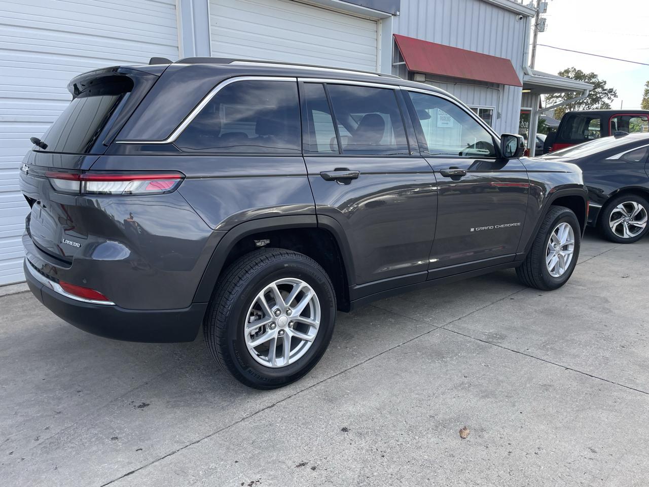 Jeep Grand Cherokee Laredo 4WD 2023