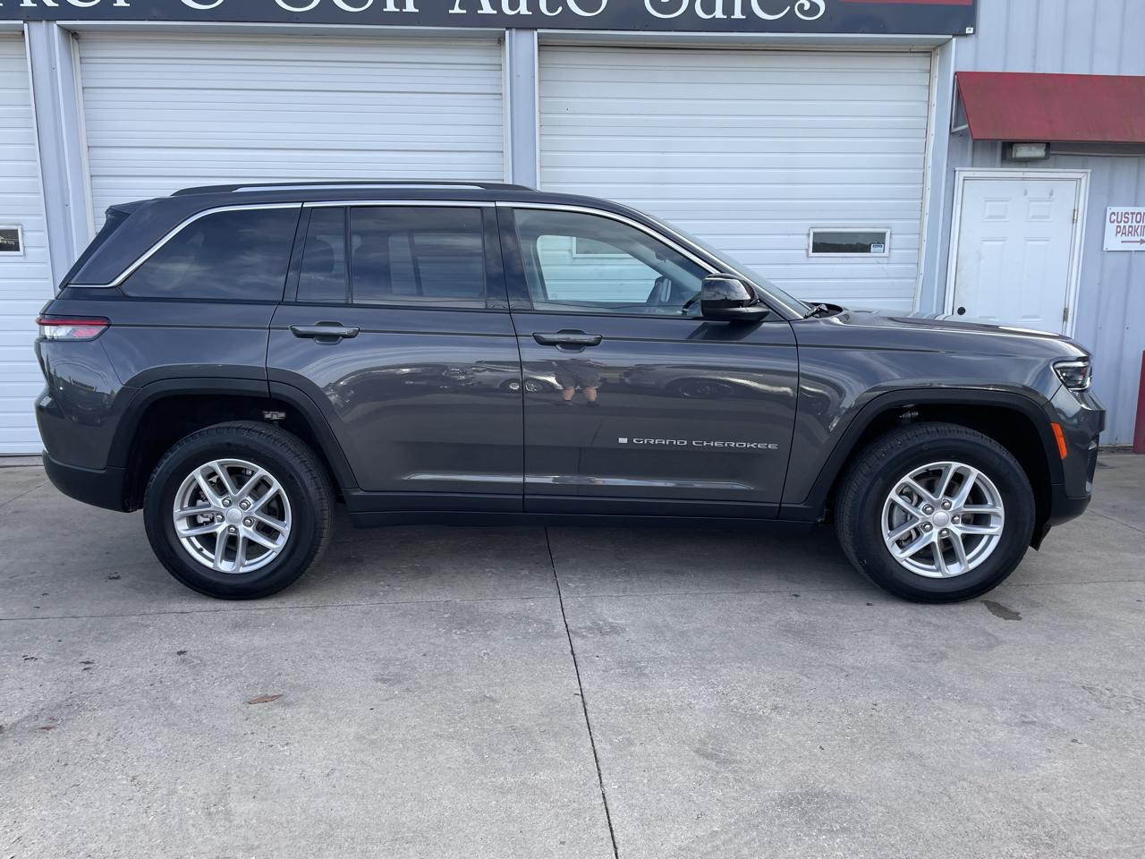 Jeep Grand Cherokee Laredo 4WD 2023