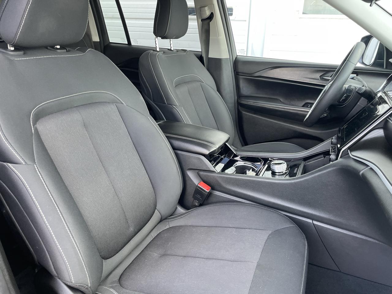 Jeep Grand Cherokee Laredo 4WD 2023