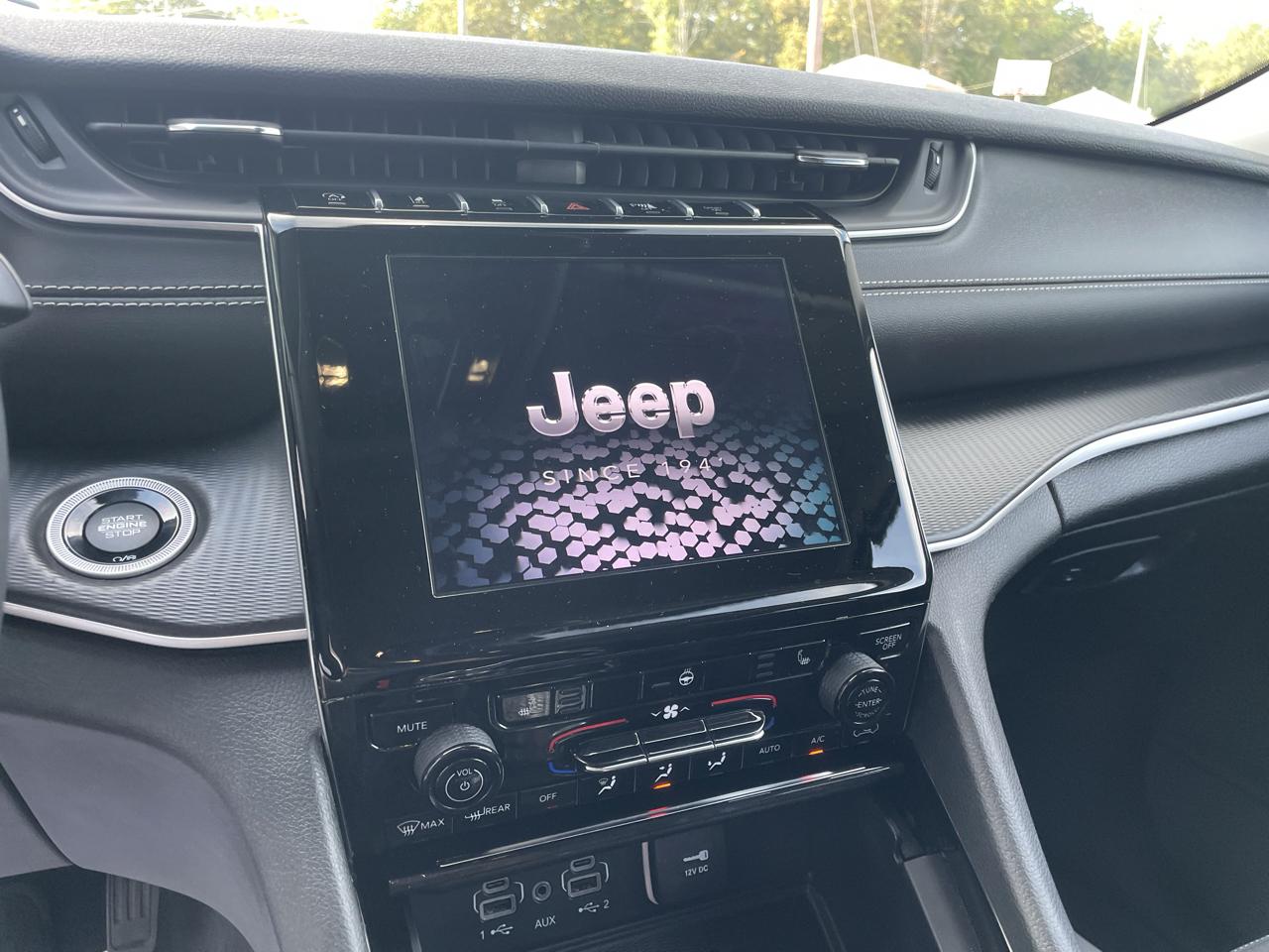 Jeep Grand Cherokee Laredo 4WD 2023