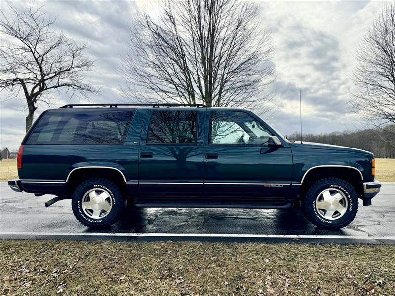 1999 GMC Suburban SL's photo