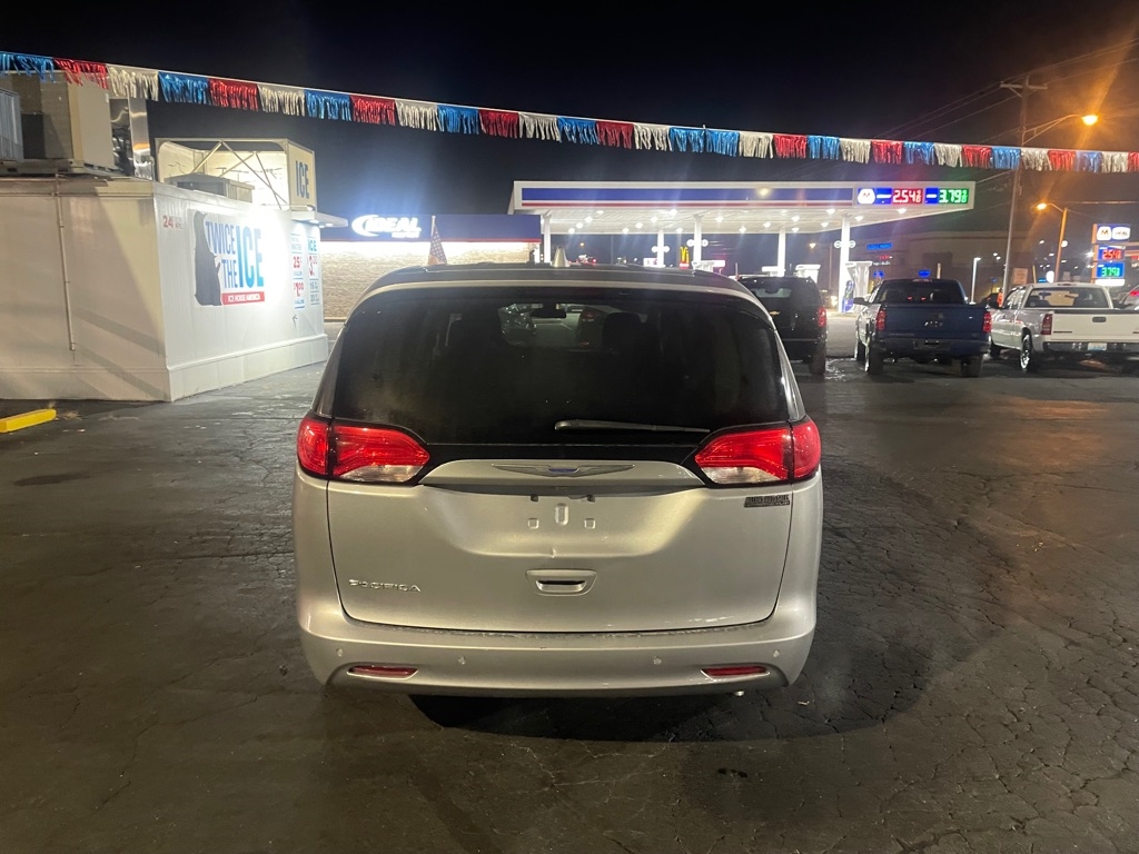 Chrysler Pacifica LX 2018