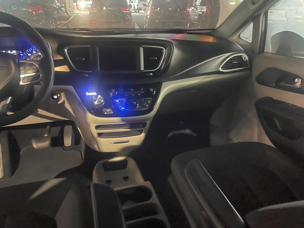 Chrysler Pacifica LX 2018