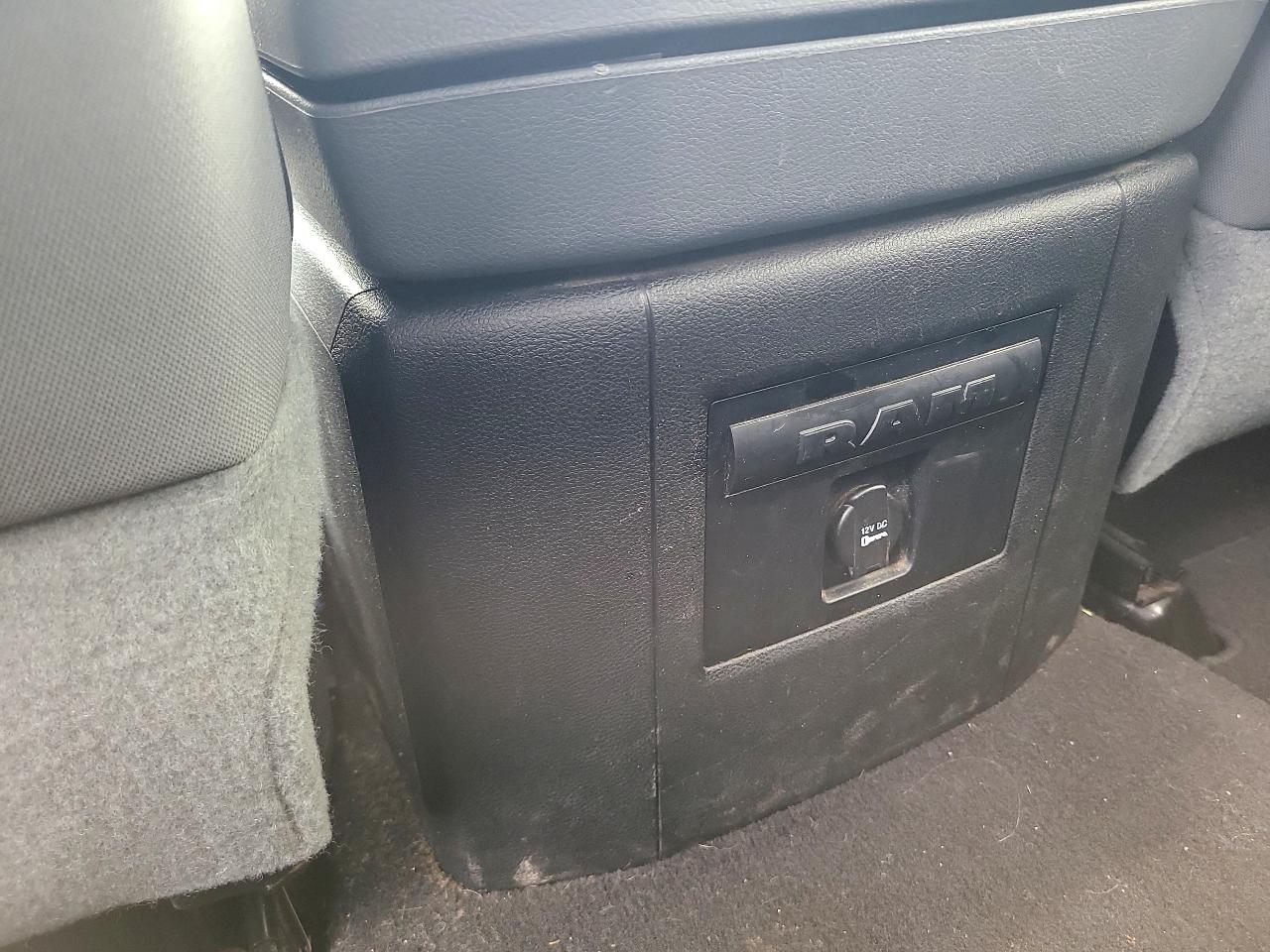 RAM 1500 SLT Quad Cab 4WD 2016