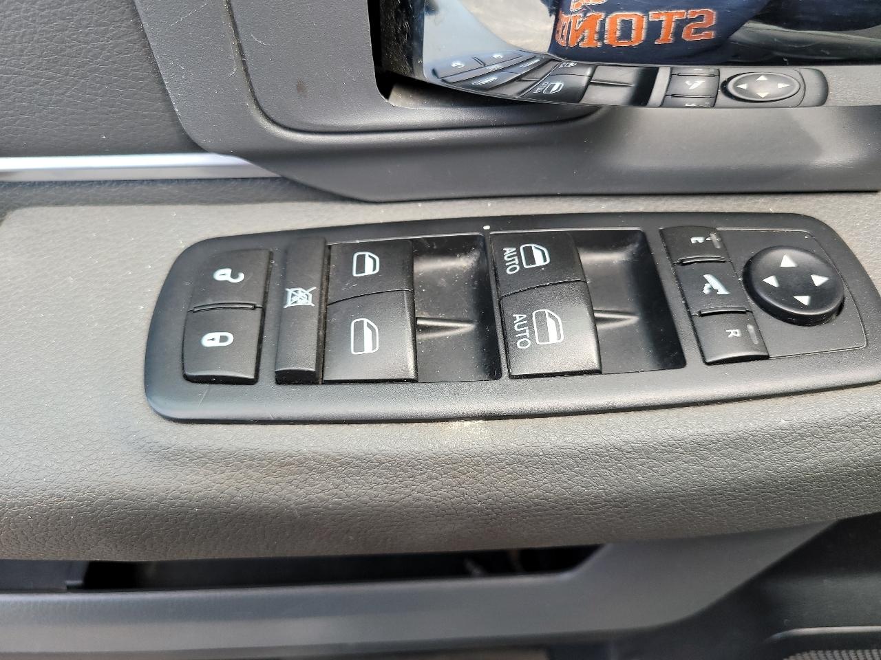 RAM 1500 SLT Quad Cab 4WD 2016