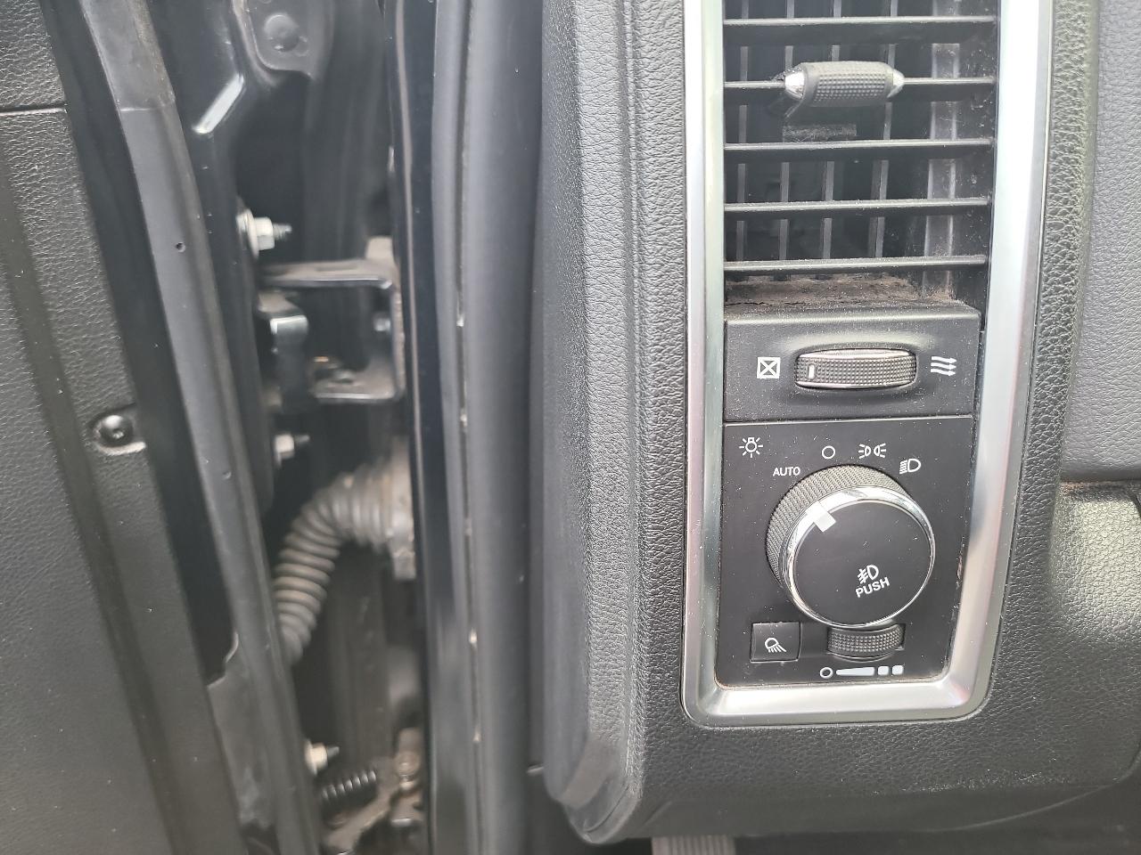 RAM 1500 SLT Quad Cab 4WD 2016