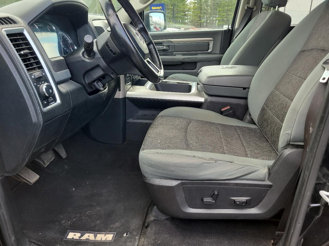 RAM 1500 SLT Quad Cab 4WD 2016