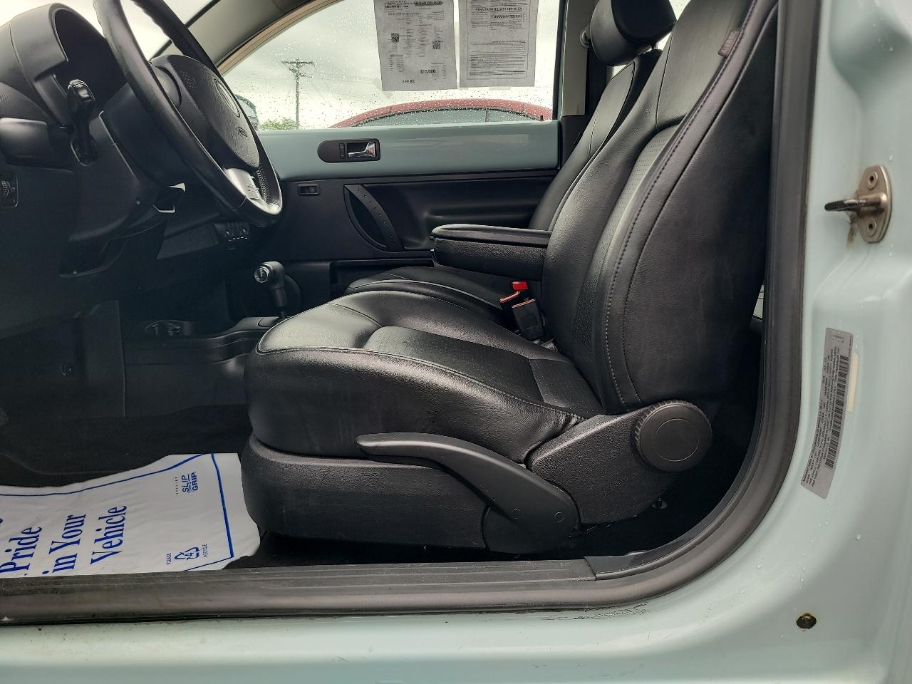Volkswagen New Beetle 2dr Auto PZEV 2010