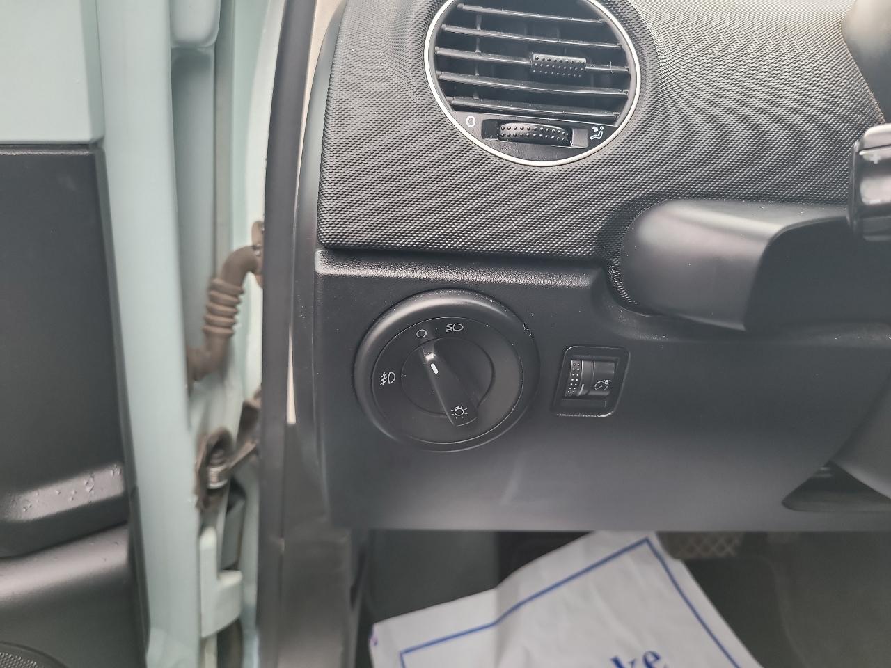 Volkswagen New Beetle 2dr Auto PZEV 2010