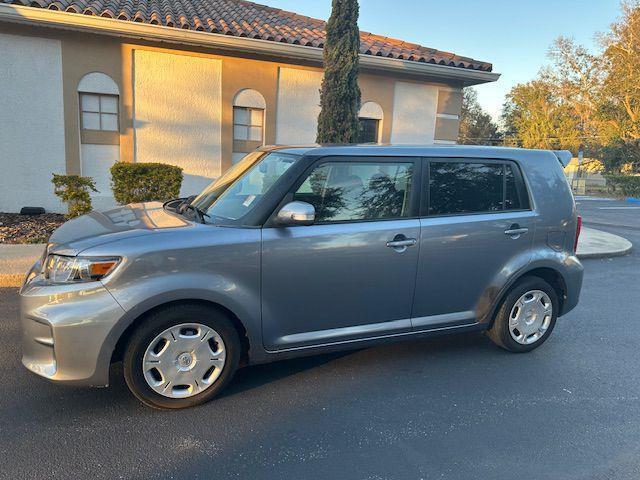 Scion xB 5-Door Wagon 5-Spd MT 2012