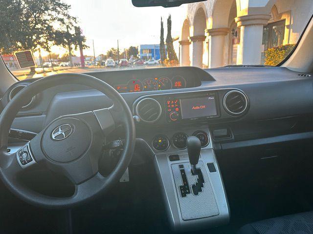 Scion xB 5-Door Wagon 5-Spd MT 2012