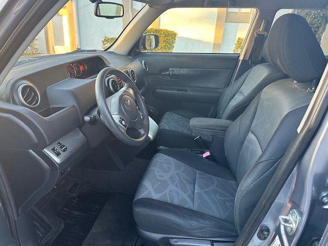 Scion xB 5-Door Wagon 5-Spd MT 2012