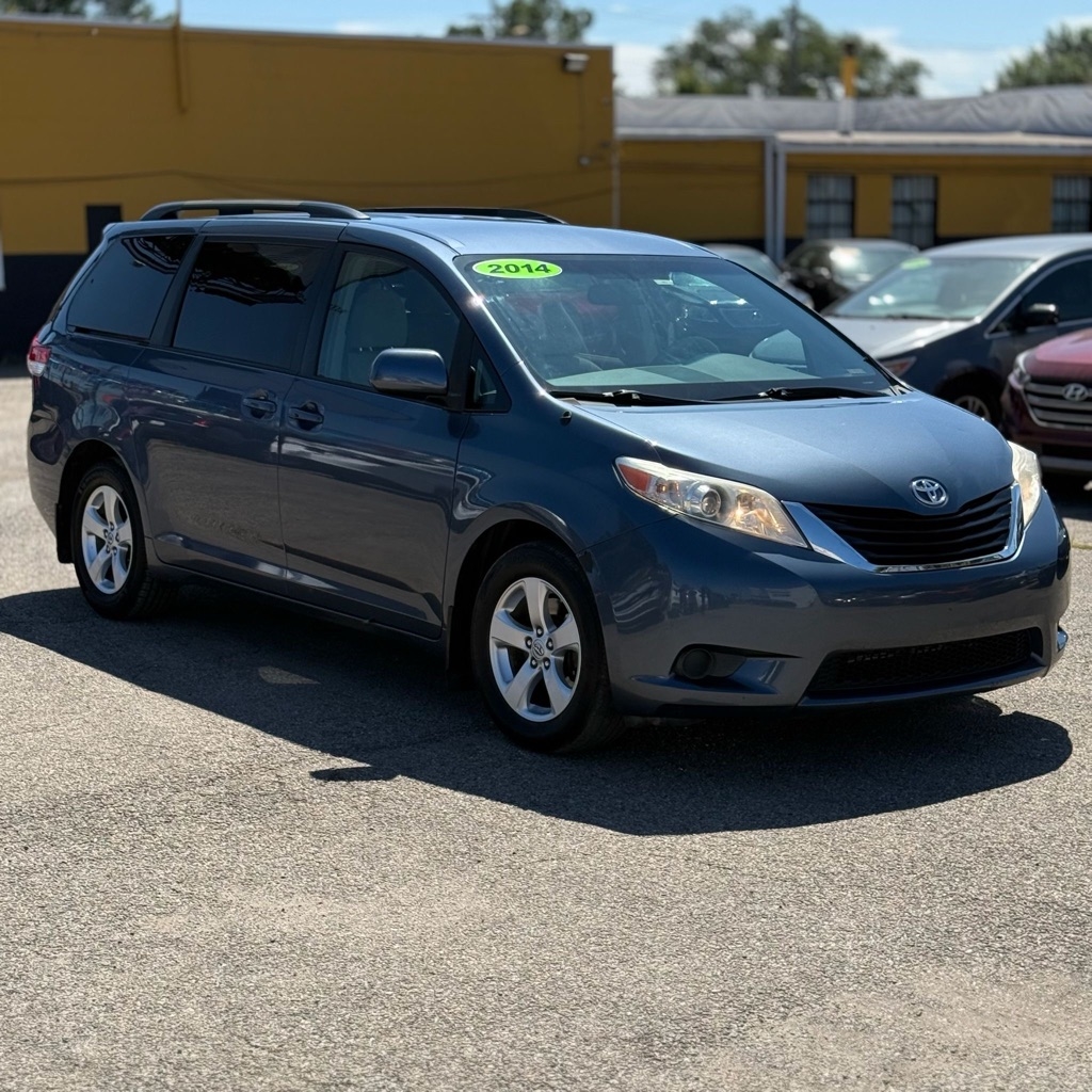 2014 Toyota Sienna LE's photo