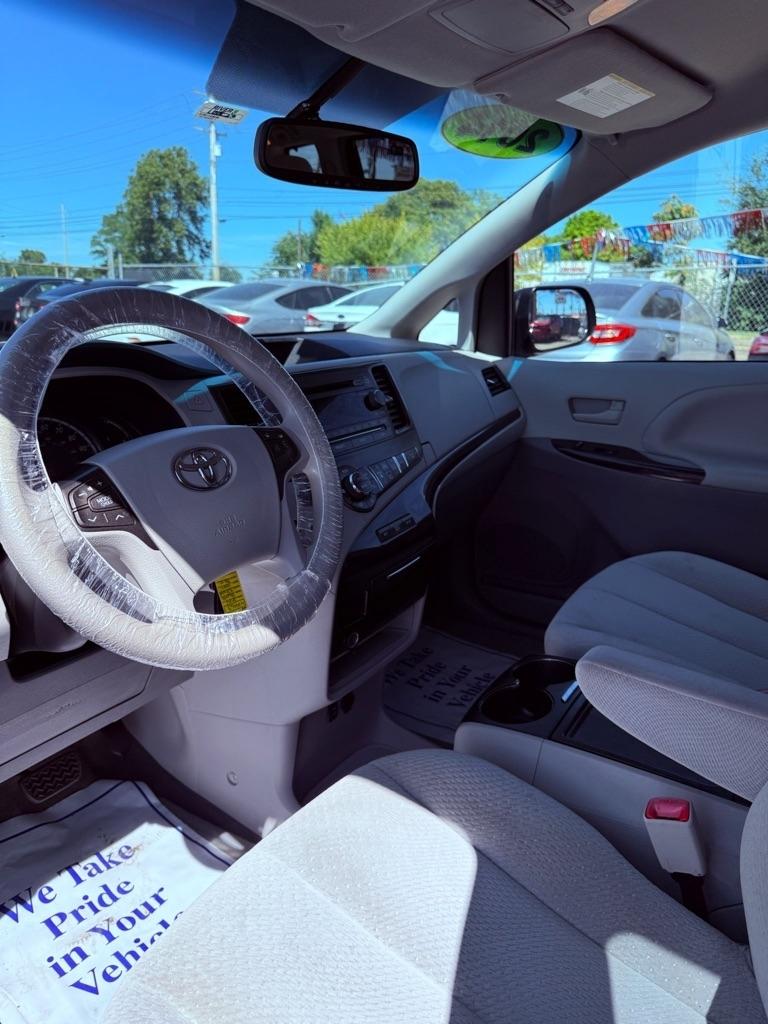 Toyota Sienna LE FWD 8-Passenger V6 2014