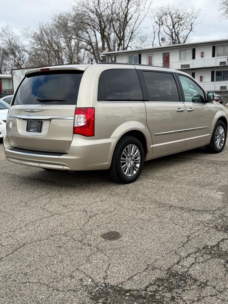 Chrysler Town & Country Touring-L 2013
