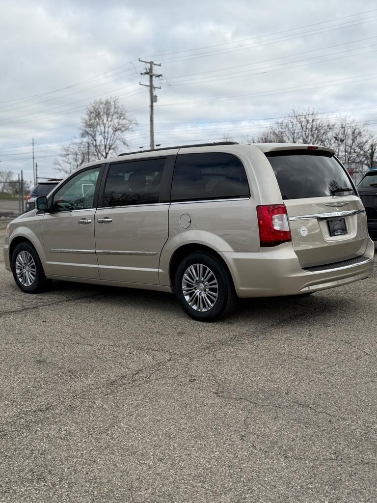 Chrysler Town & Country Touring-L 2013