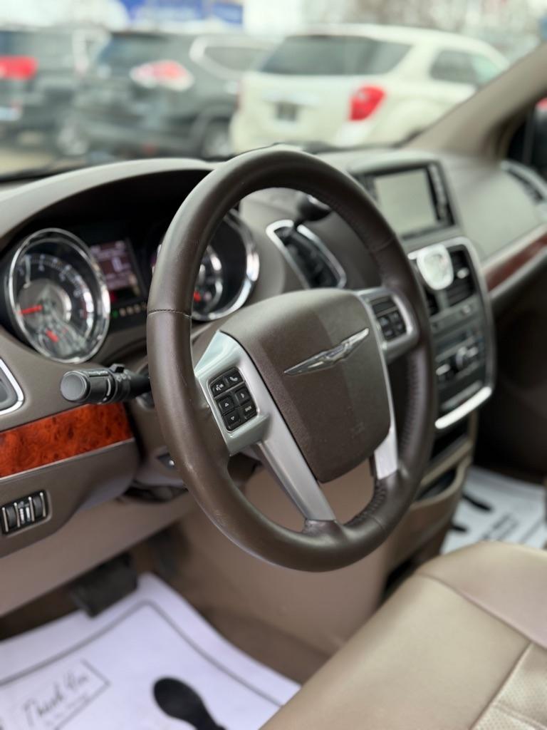 Chrysler Town & Country Touring-L 2013