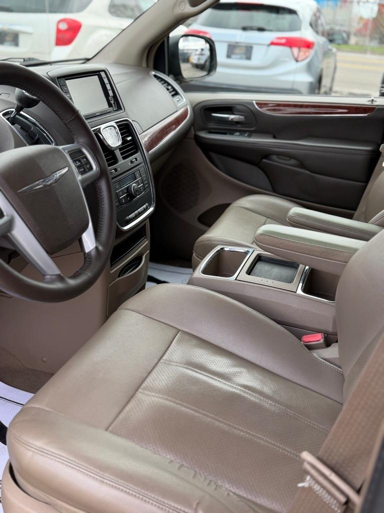 Chrysler Town & Country Touring-L 2013