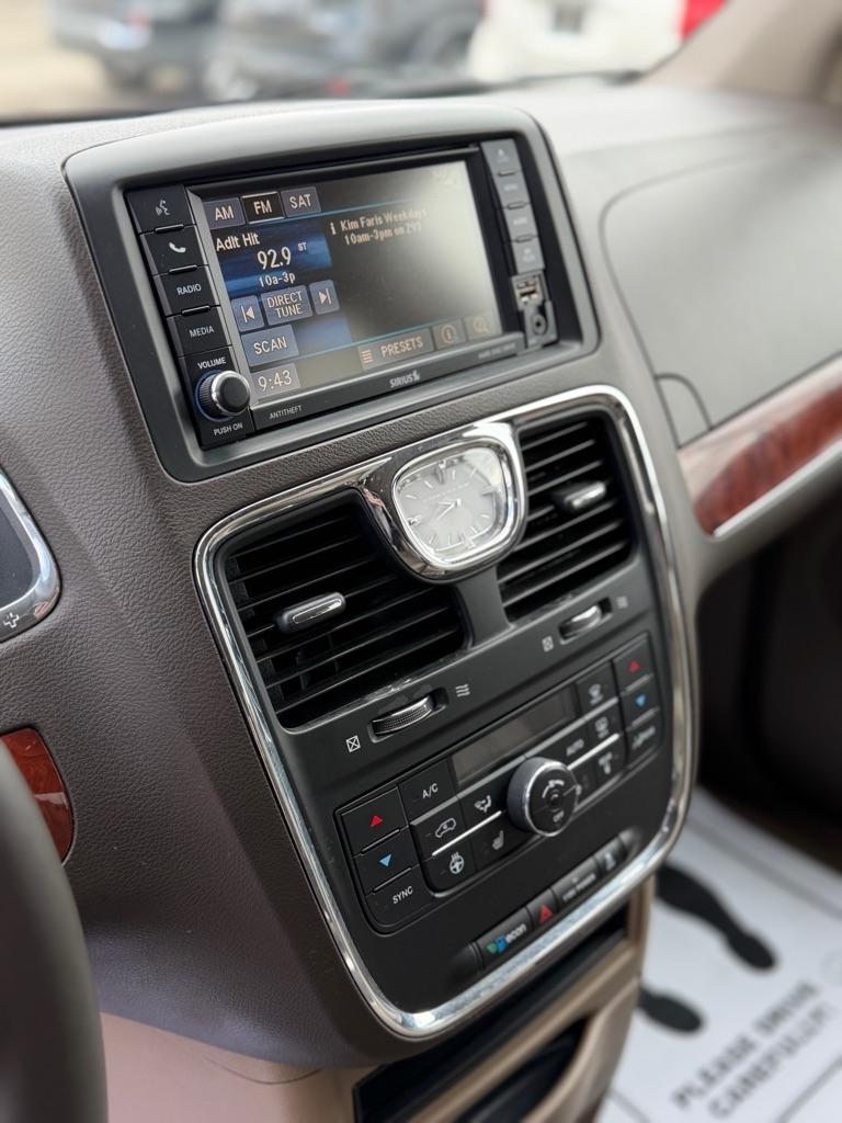 Chrysler Town & Country Touring-L 2013