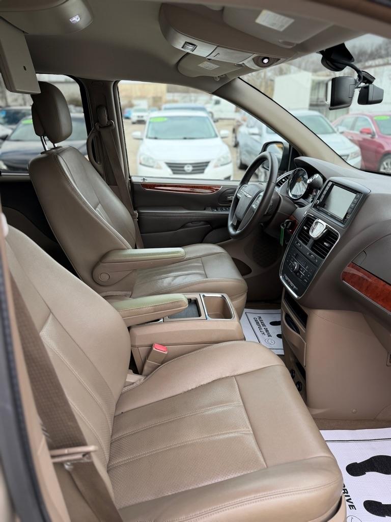 Chrysler Town & Country Touring-L 2013