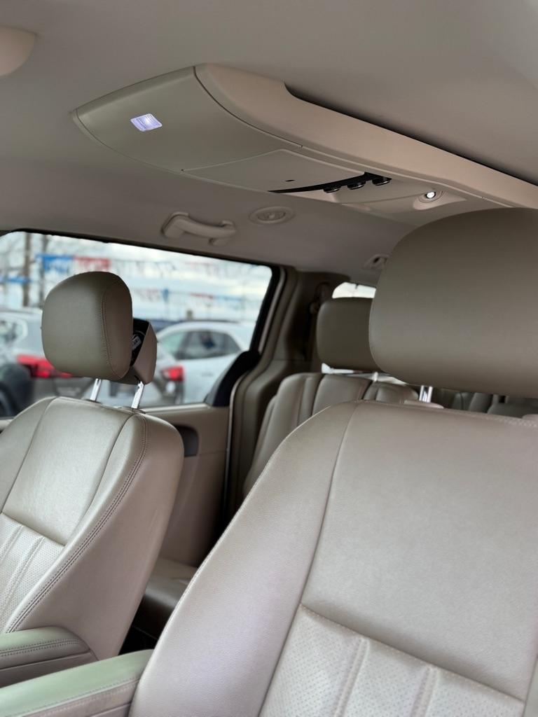 Chrysler Town & Country Touring-L 2013