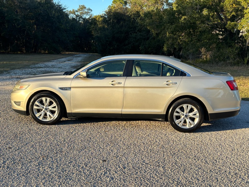 Ford Taurus SEL AWD 2010