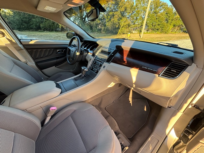 Ford Taurus SEL AWD 2010