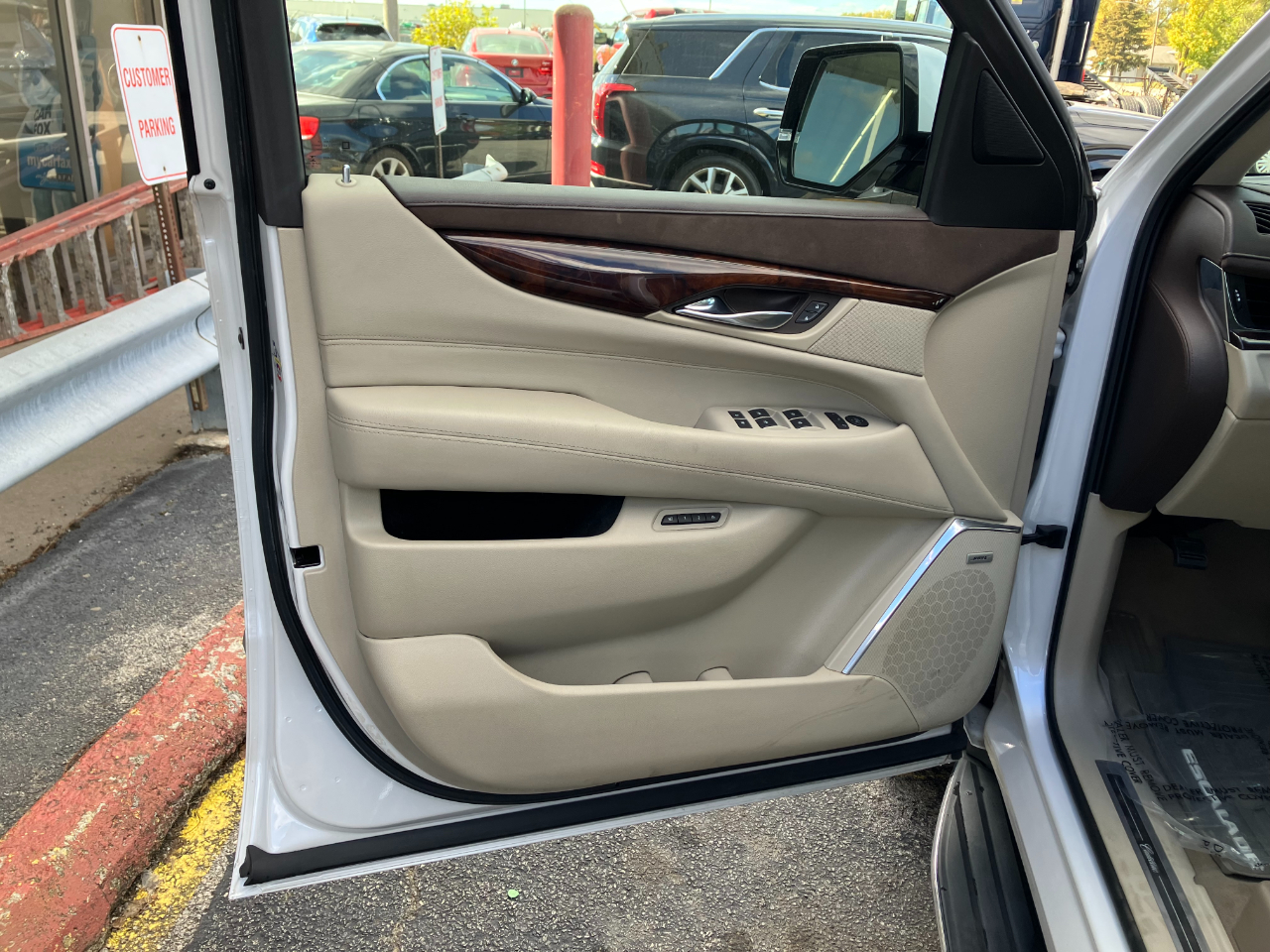 Cadillac Escalade Luxury 4WD 2016 Cadillac Escalade Luxury 4WD 2016