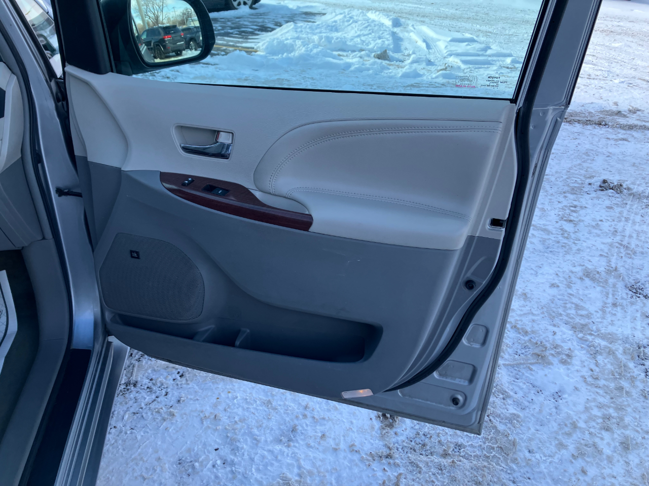 Toyota Sienna Limited AWD 7-Passenger V6 2012