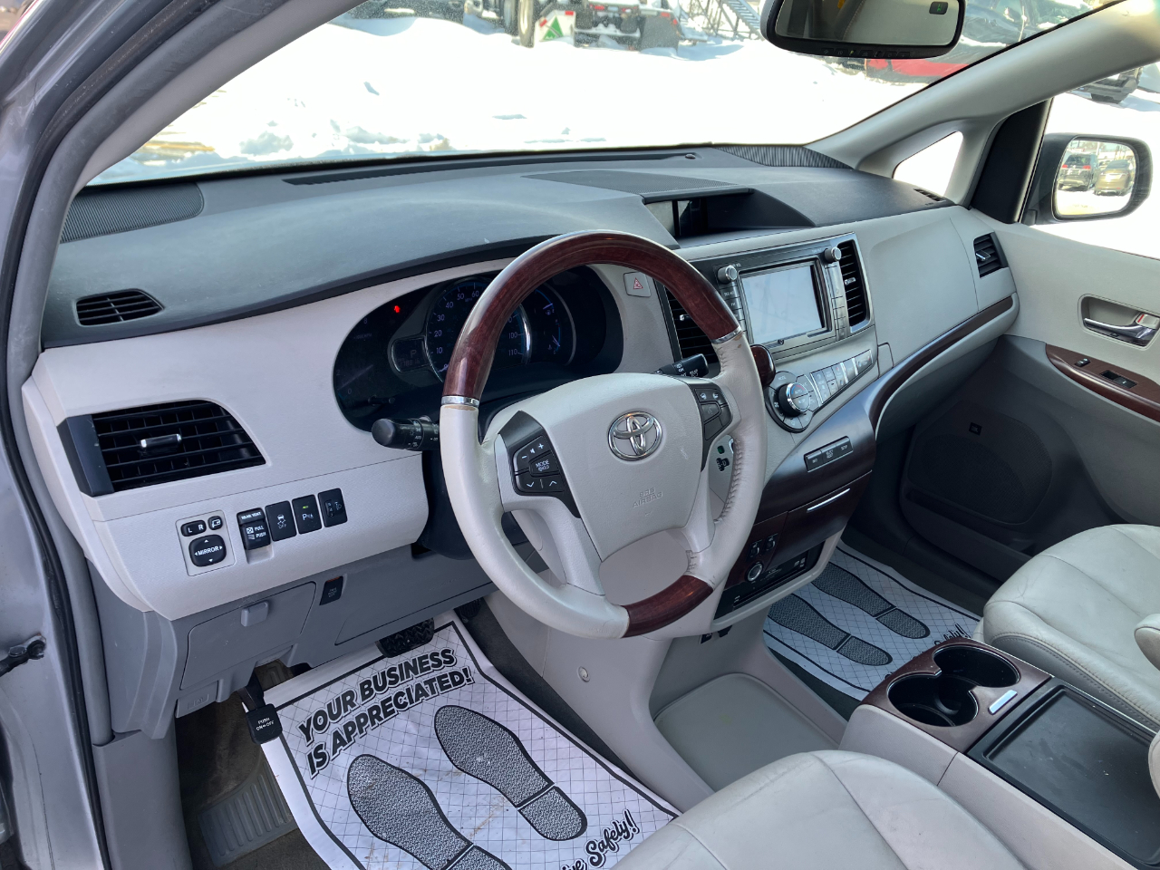 Toyota Sienna Limited AWD 7-Passenger V6 2012