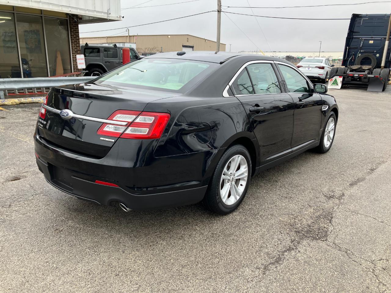 Ford Taurus SE FWD 2018