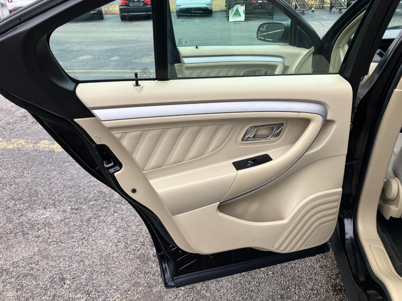 Ford Taurus SE FWD 2018