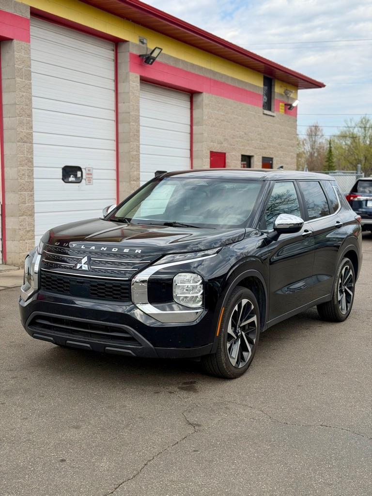 2022 Mitsubishi Outlander ES S-AWC's photo