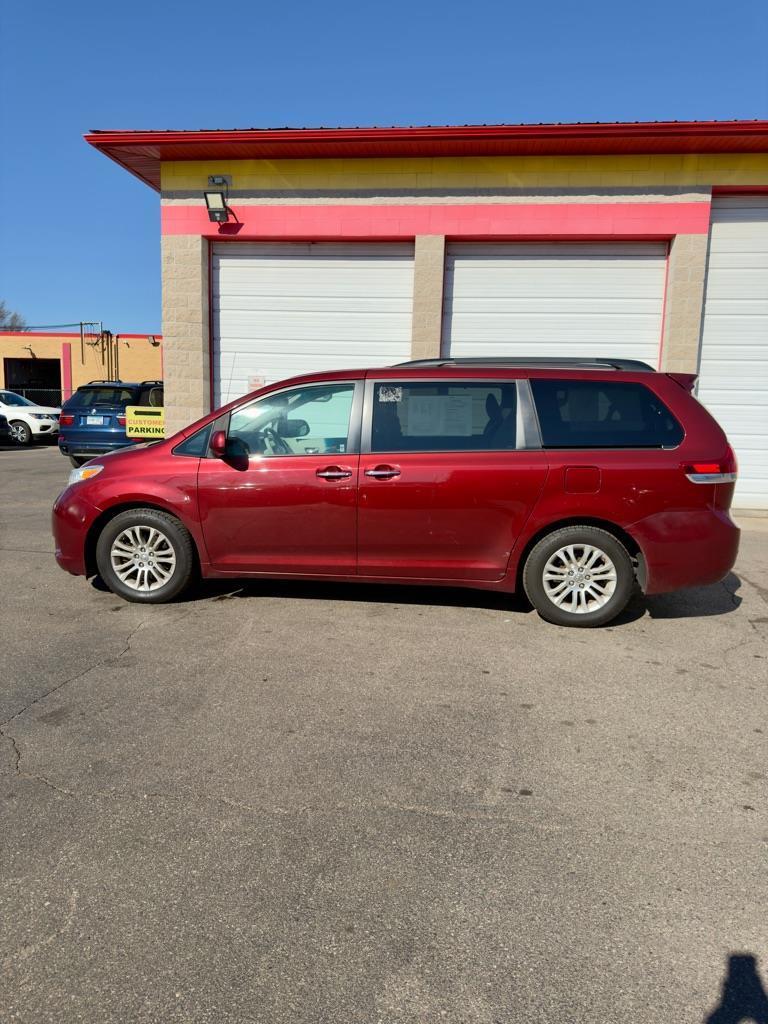 Toyota Sienna XLE FWD 8-Passenger V6 2014