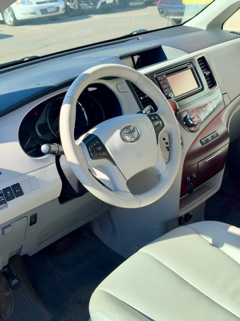 Toyota Sienna XLE FWD 8-Passenger V6 2014