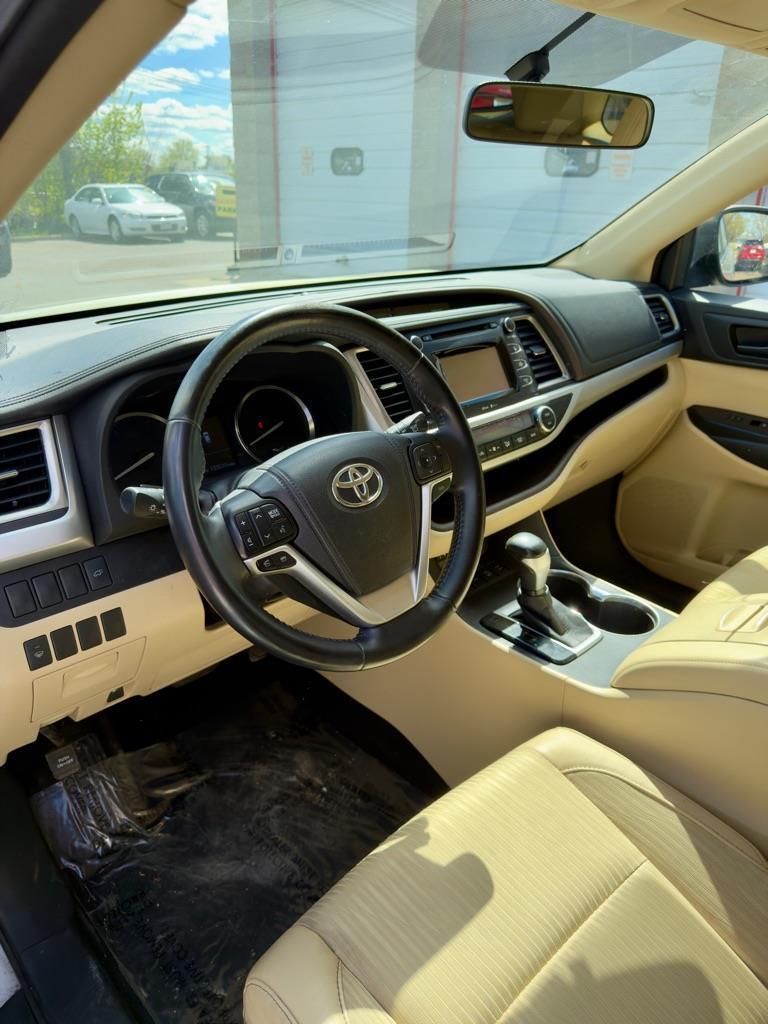 Toyota Highlander LE AWD V6 2015