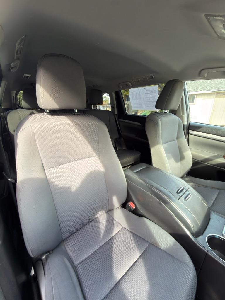 Toyota Highlander LE Plus FWD V6 2017