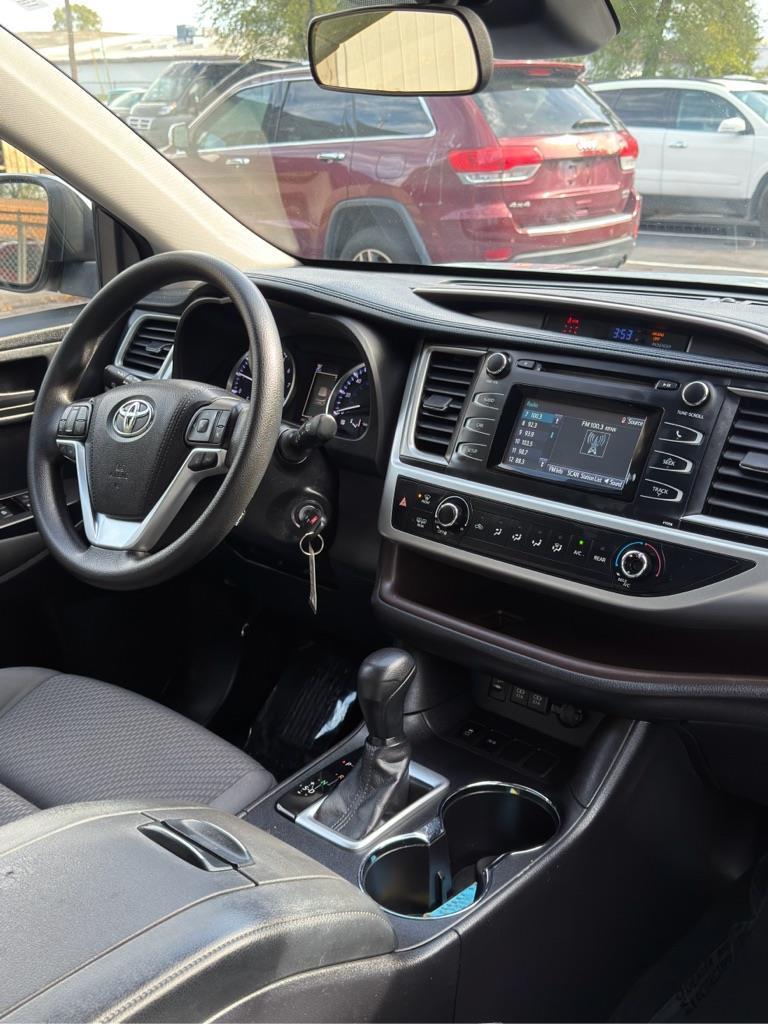 Toyota Highlander LE Plus FWD V6 2017
