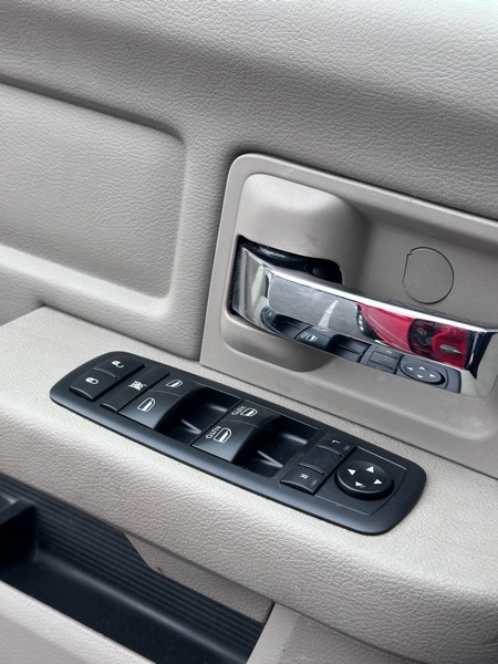 RAM 1500 SLT 4x4 Crew Cab 6'4" Box 2012