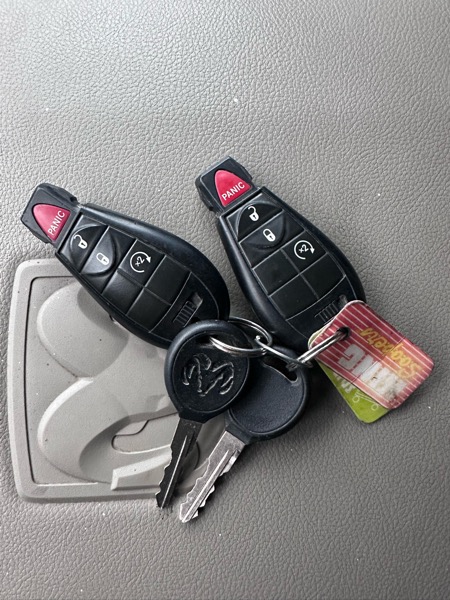 RAM 1500 SLT 4x4 Crew Cab 6'4" Box 2012