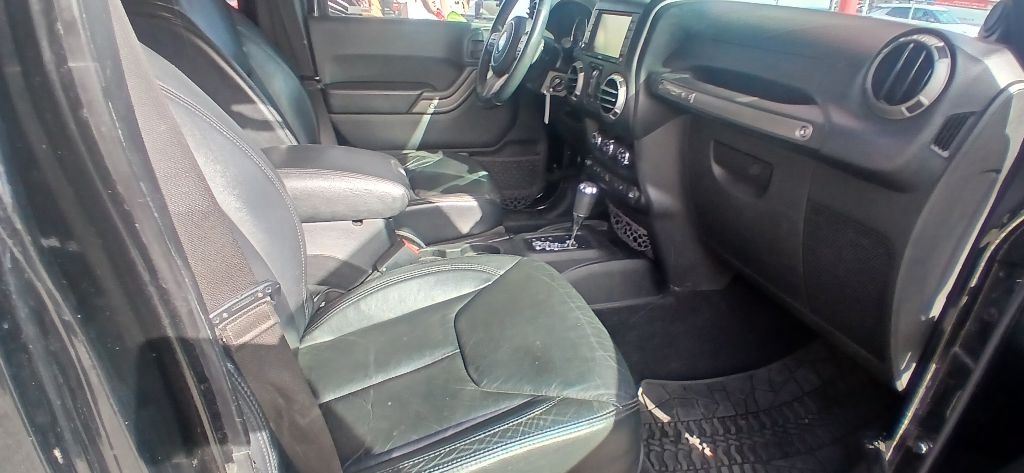 Jeep Wrangler Unlimited Sahara 4WD 2013 Jeep Wrangler Unlimited Sahara 4WD 2013