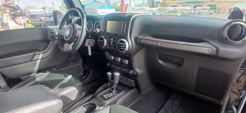 Jeep Wrangler Unlimited Sahara 4WD 2013 Jeep Wrangler Unlimited Sahara 4WD 2013
