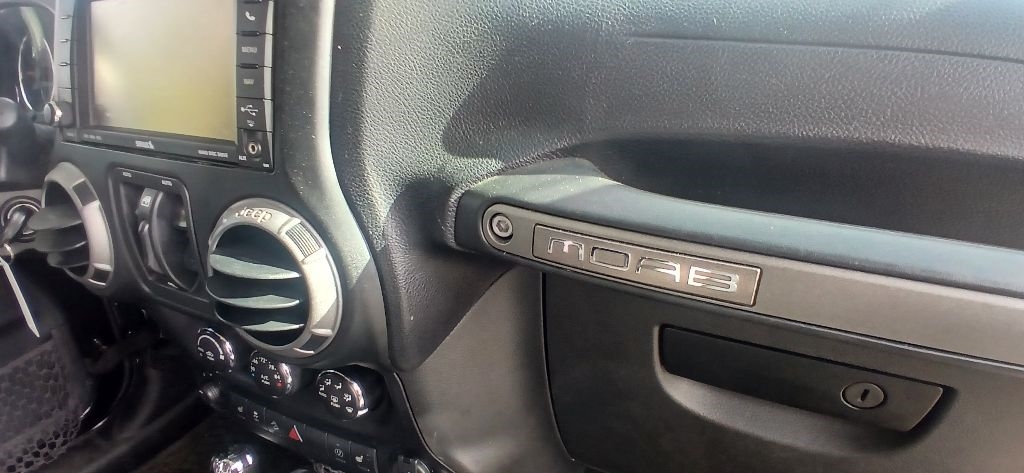Jeep Wrangler Unlimited Sahara 4WD 2013 Jeep Wrangler Unlimited Sahara 4WD 2013