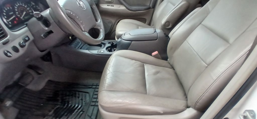 Toyota Sequoia SR5 4WD 2006