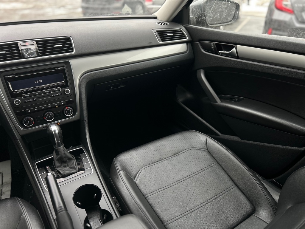 Volkswagen Passat 1.8T S AT 2014