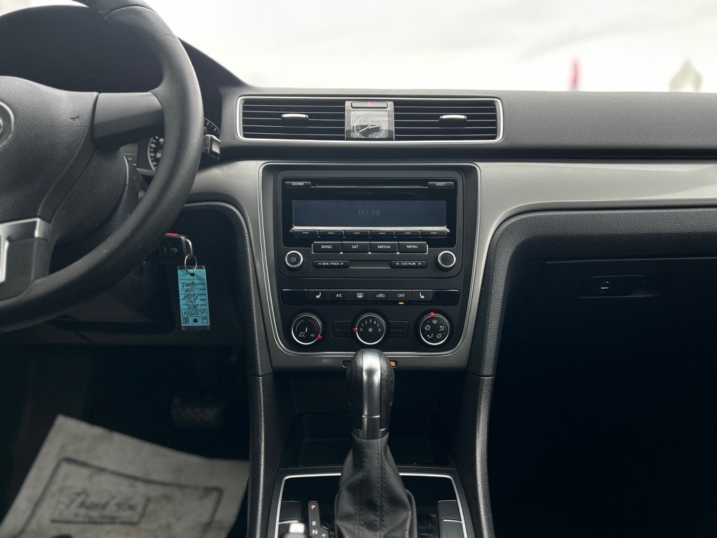 Volkswagen Passat 1.8T S AT 2014