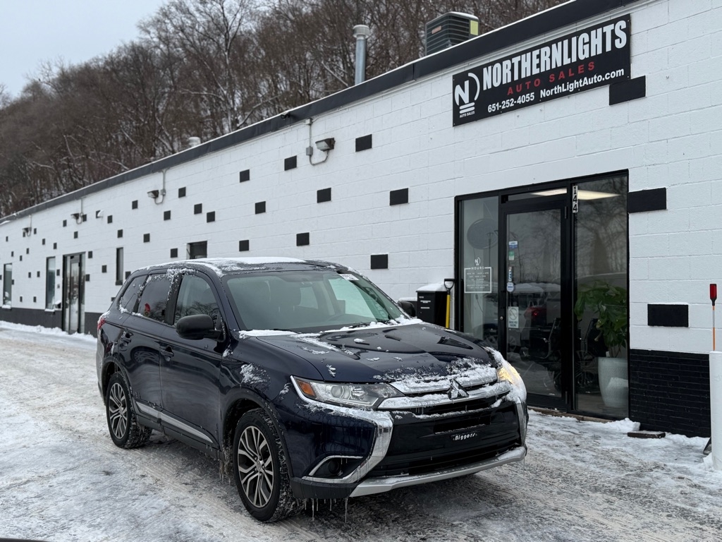 2016 Mitsubishi Outlander ES's photo