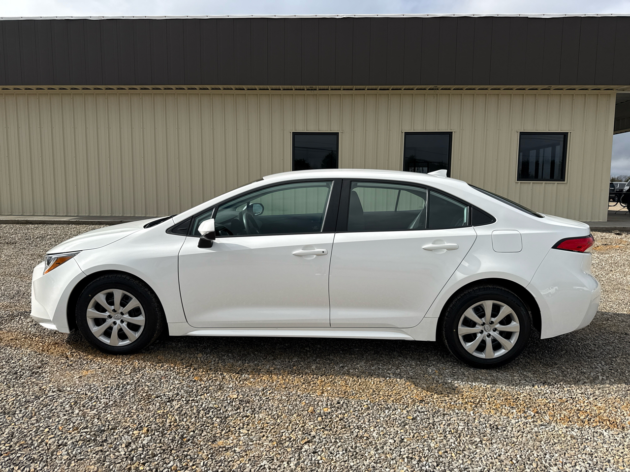 2023 Toyota Corolla LE photo 2